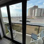 Frontaal zeezicht in appartement de Strandjutter